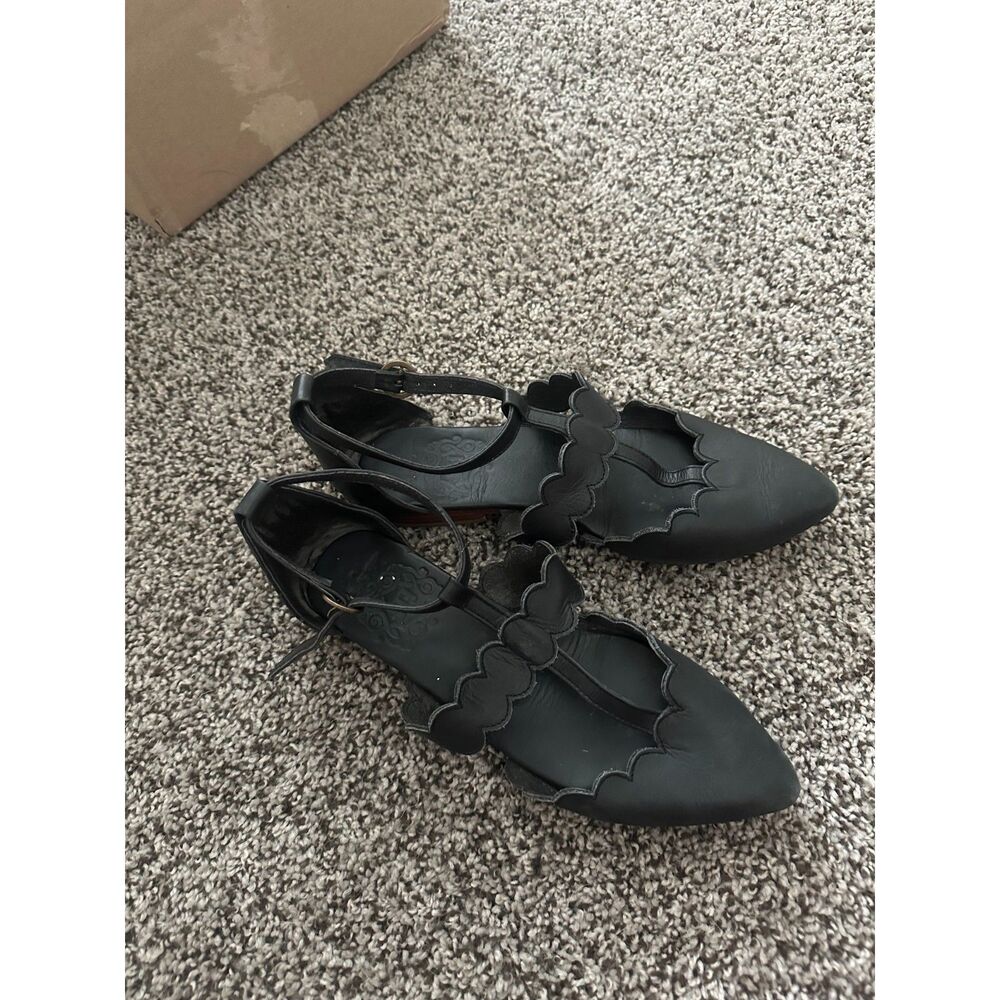 ELF Black Leather Scalloped T-Strap Pointed Toe Ankle Strap Flat Sandals Size 8
